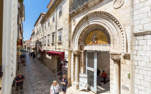 Old Town property overlooking the UNESCO Basilica – Four stylish units with a private courtyard